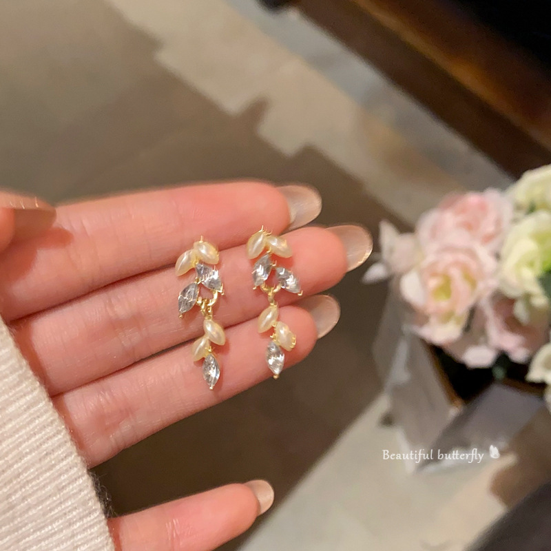 Light luxury and high-end style leaf tassel stud earrings, women's zircon wheat ear pearl long earrings, fashionable, versatile and elegant earrings full figure