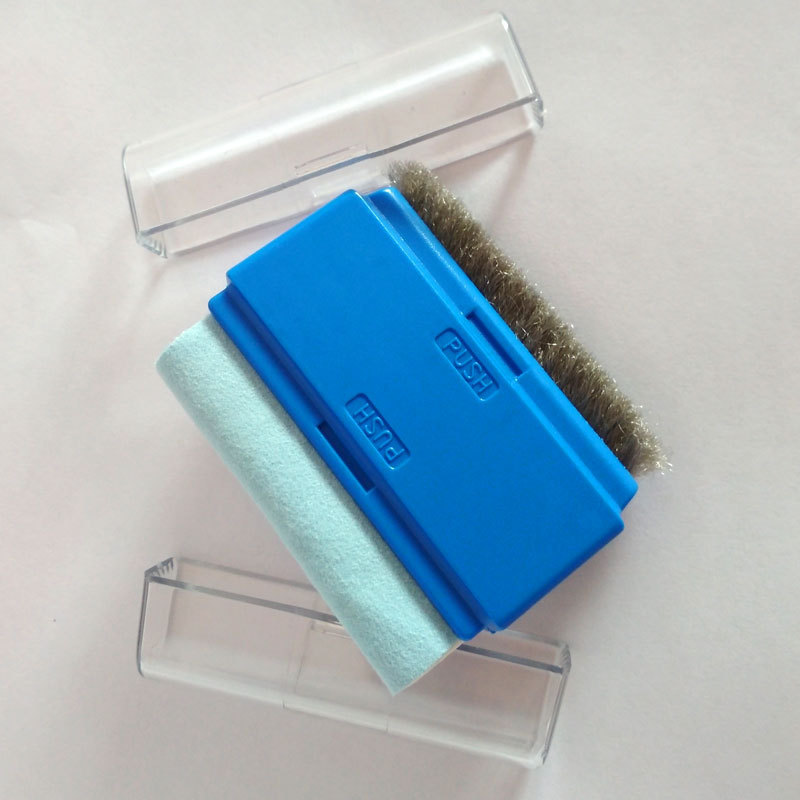 Dual-head computer cleaning brush, retractable screen and keyboard cleaning brush, multi-purpose desktop dust sweeping brush, digital peripheral gifts Application Scenario
