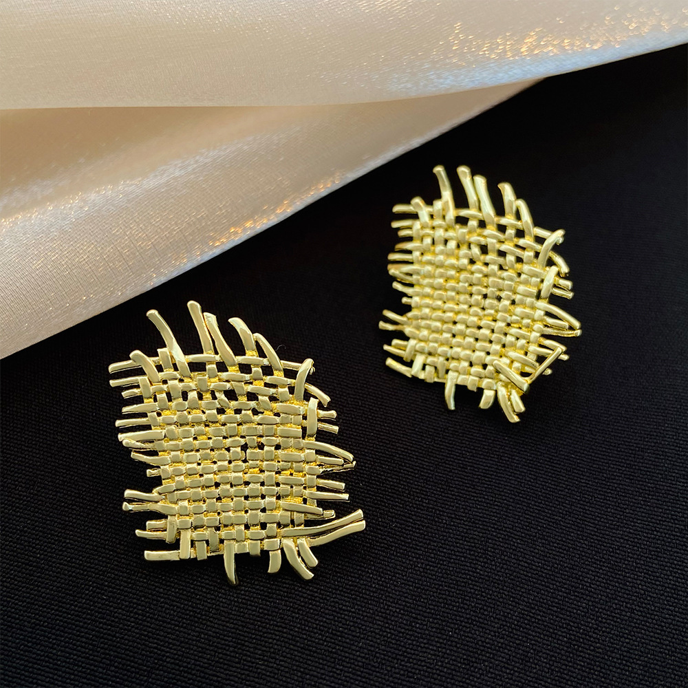 European and American ins irregular woven earrings, French light luxury and niche design, mesh stud earrings, retro internet-famous earrings Application Scenario