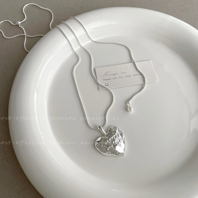 The Korean heart-shaped pendant necklace for women exudes a simple and elegant charm in 2024. It's a versatile long sweater chain accessory trend Specification drawing