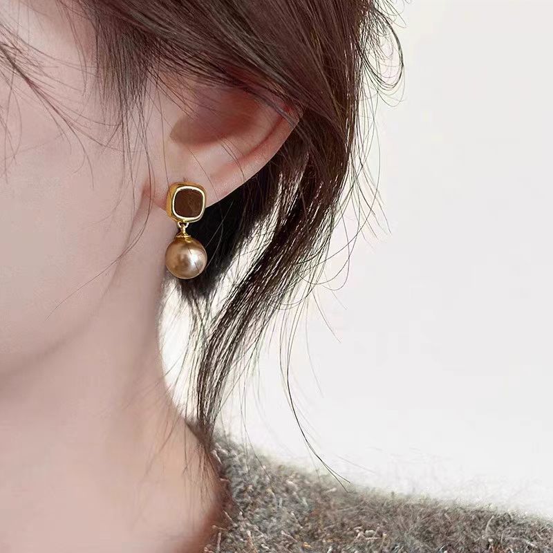 French-style unique caramel-colored pearl earrings suitable for autumn and winter, with a light luxury and high-end feel, are perfect for women Specification drawing