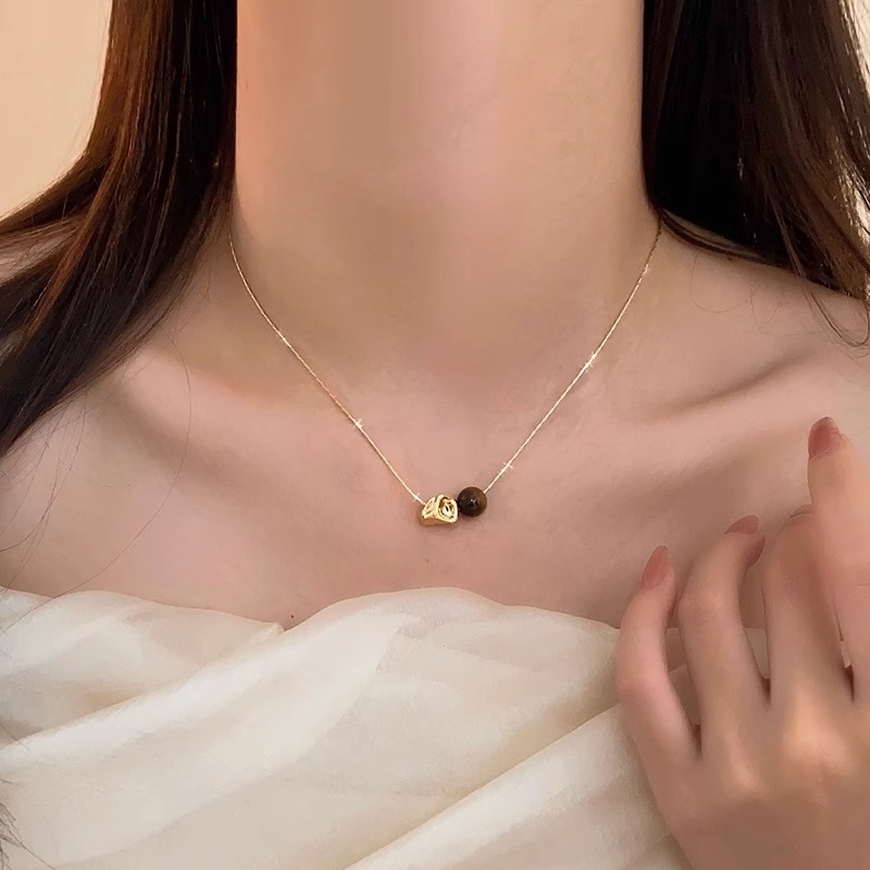 The Maillard style retro liquid metal tiger's eye necklace has a unique and niche design sense. The collarbone chain is individualistic and fashionable for women Specification drawing