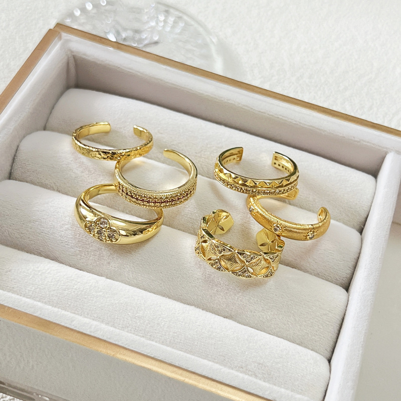This is an Italian-style brushed and fashionable diamond-shaped ring for women. It features an adjustable pleated texture and a delicate, light luxury and high-end feel full figure