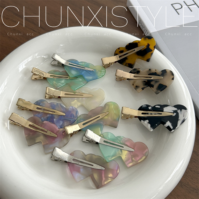Processing price: The same style of hair and makeup clips as Japanese and Korean Internet celebrities, with no trace, heart-shaped acetic acid bangs clips, edge clips, and female duckbillon clips Application Scenario