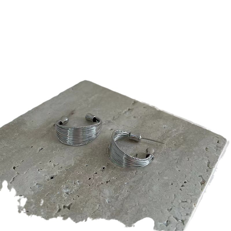 The simple and versatile metallic silver multi-layer coil C-shaped earrings exude a feminine charm, a high-end and cold style, and a niche design sense Item Picture