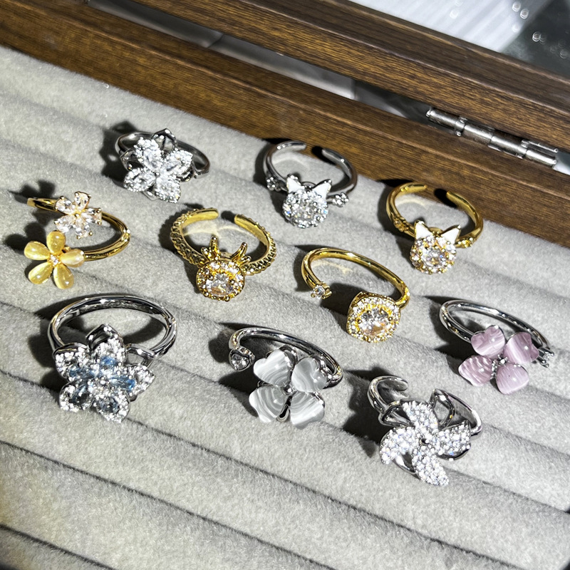 A light luxury and high-end texture flower four-leaf clover rotatable ring with a cold and elegant feminine style, a niche and refined sweet and cool ring details Picture