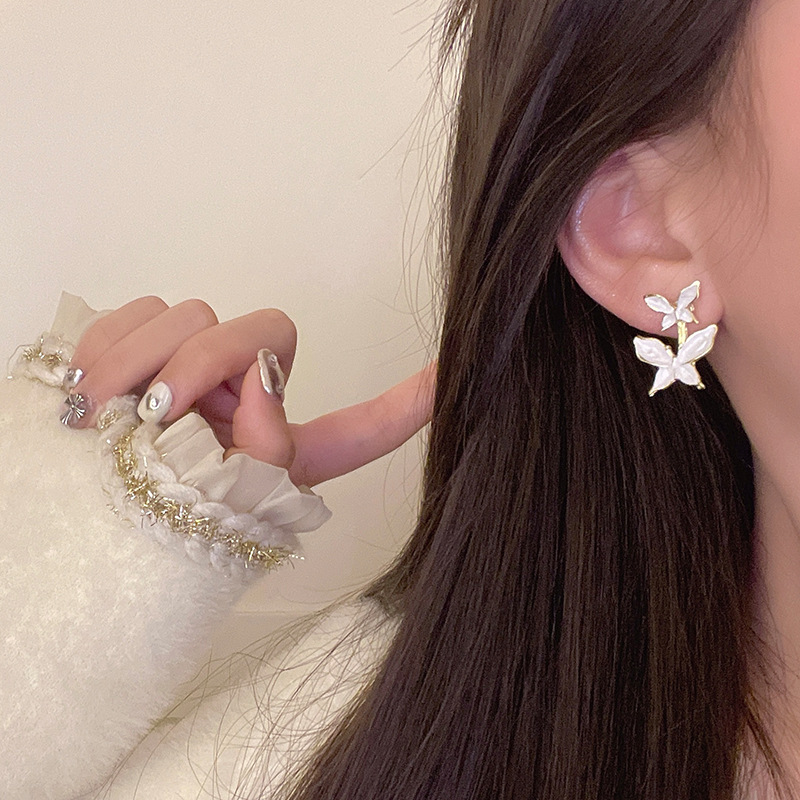 Light luxury and fashionable, super ethereal charm, versatile butterfly earrings, high-end design sense, back-hanging ear studs, the same style of earrings as Internet celebrities Application Scenario