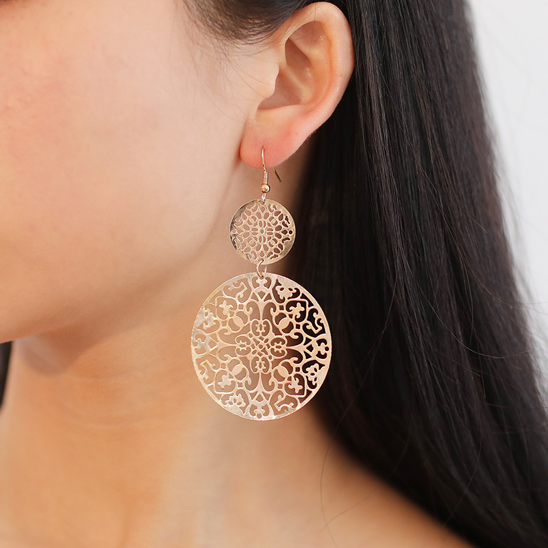 Cross-border best-selling European and American fashion earrings, retro hollowed-out round frosted earrings, court ethnic style carved stud earrings full figure