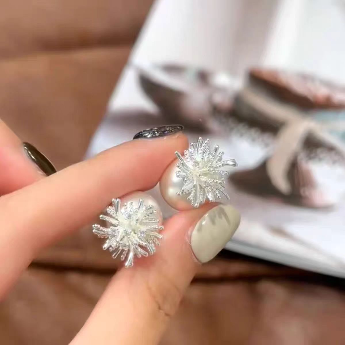 A pair of silver firework pearl stud earrings, a new 2025 bestseller for women, exudes a sense of high-end luxury and elegance details Picture