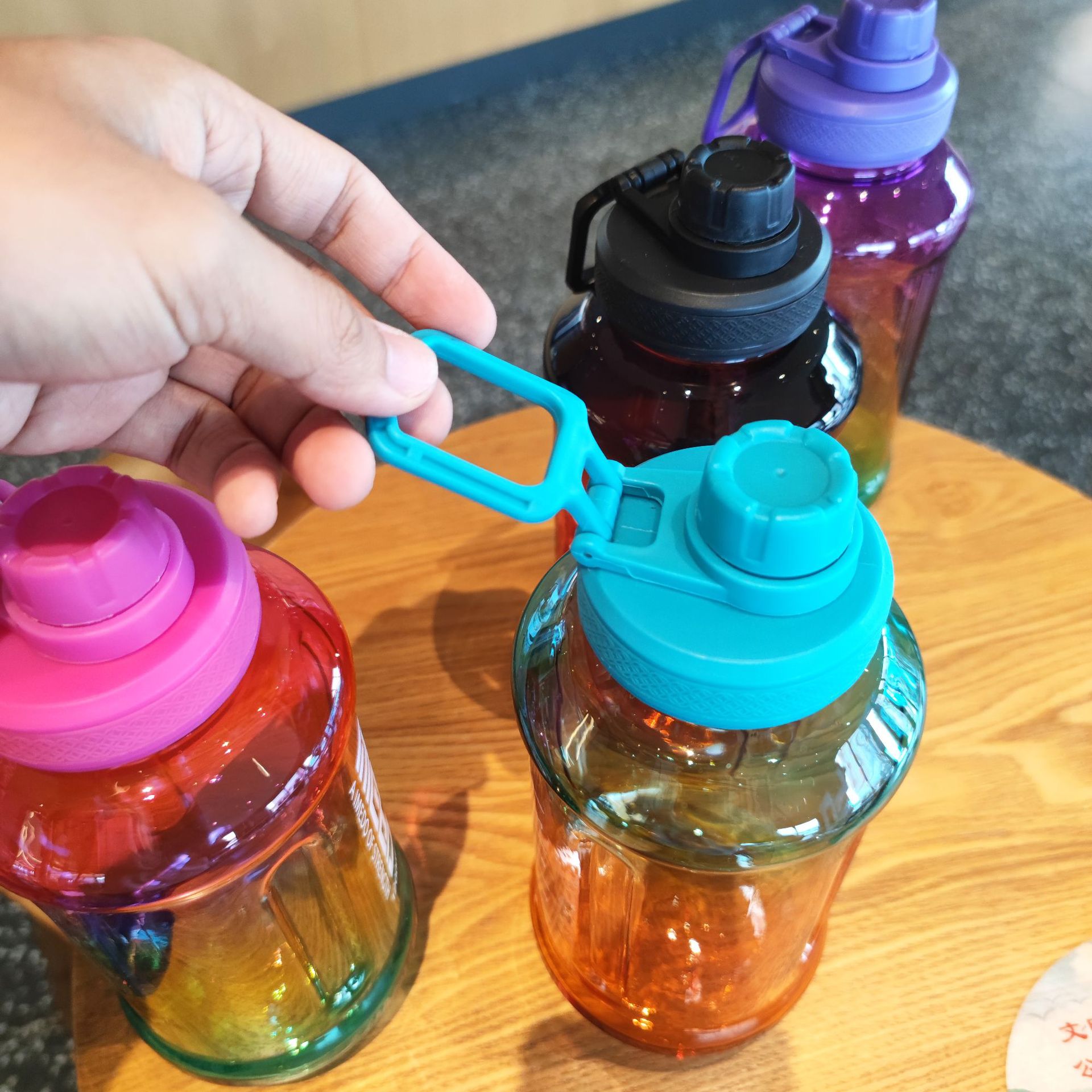 Wholesale summer high appearance level PC plastic water cups, portable handles, adult outdoor sports water bottles, colorful direct drinking water bottles Specification drawing
