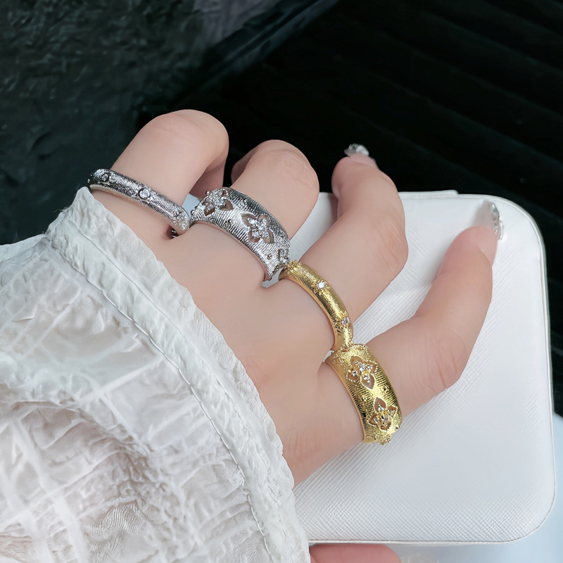 A new Chinese-style retro, exquisite and luxurious brushed four-leaf clover ring with a simple and elegant touch for women. It's a versatile food ring details Picture