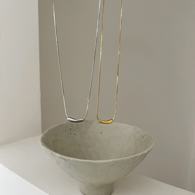 This is a niche design necklace with an inS-style collarbone chain for women, featuring a simple and irregular style. It is a versatile accessory that can be matched with various styles Application Scenario