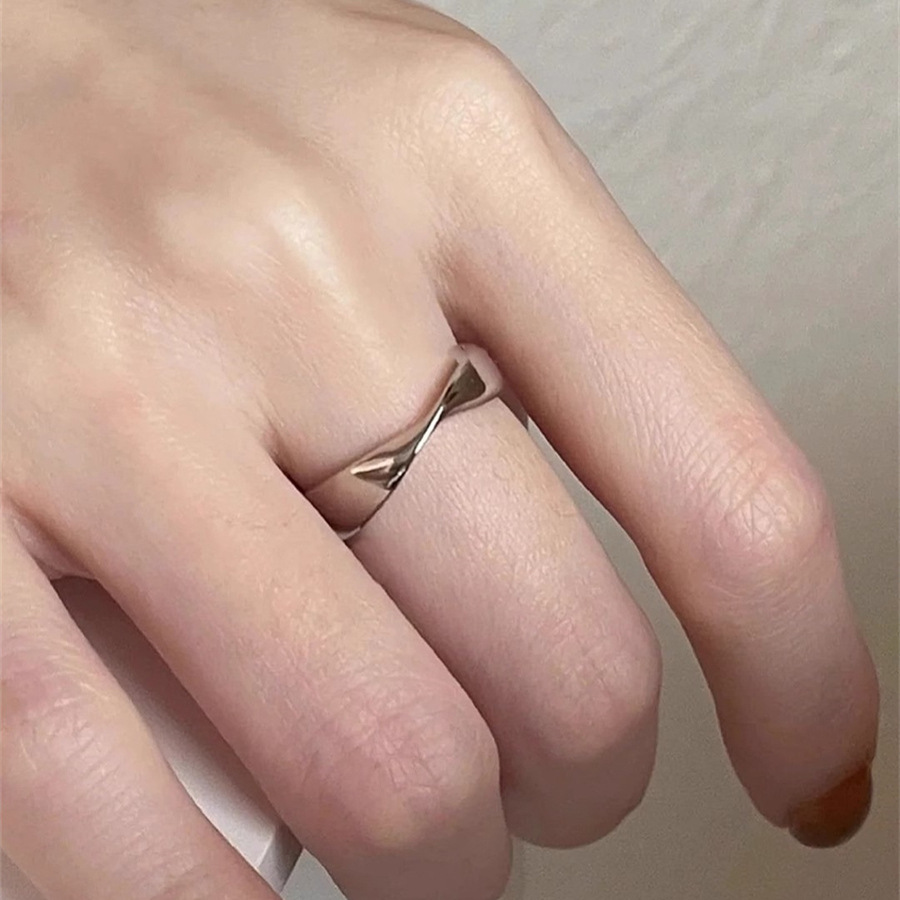 s925 sterling silver Mobius plain ring, minimalist and cold style for women, niche design, high-end open ring trend Item Picture