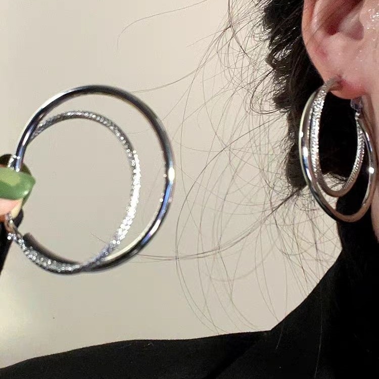 Simple and cold style double-ring large earrings, a new trendy ear accessory for women in 2025, elegant, high-end and grand. Stud earrings Application Scenario
