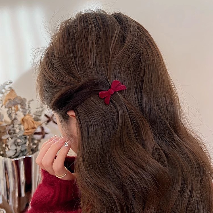 New Year's red velvet hair clip, pearl bow hair clip, Anchorage red hair accessory, high-end style, little Chanel side clip Application Scenario