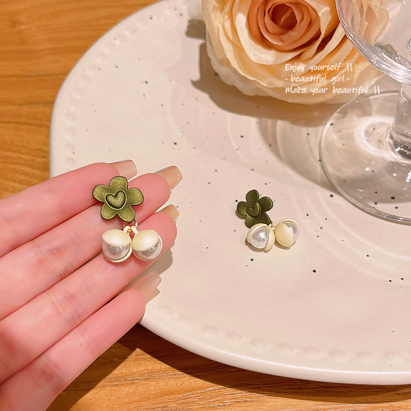 S925 Silver Needle Fresh and Delicate heart-shaped flower Earrings for women, sweet and versatile pearl stud earrings wholesale Specification drawing
