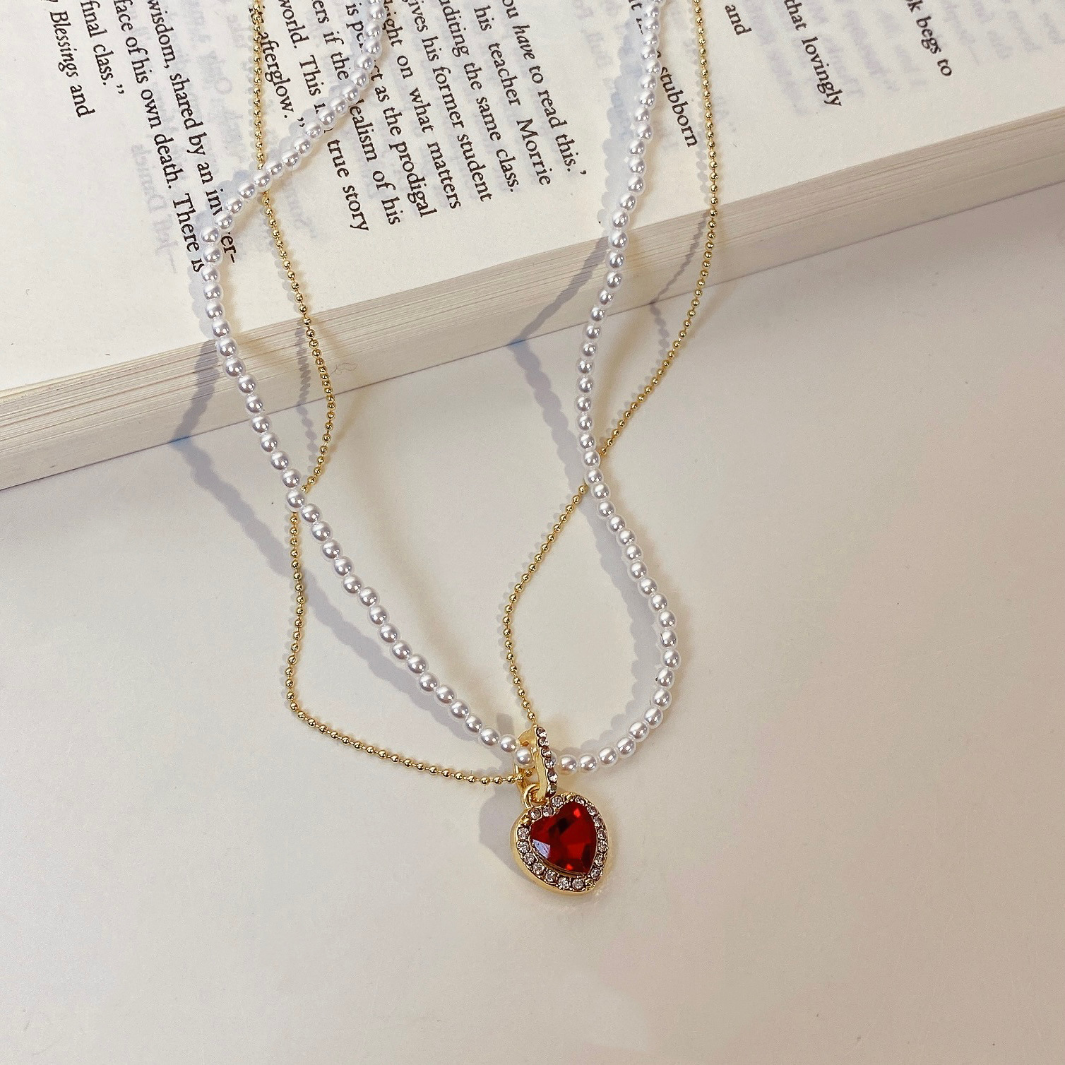 A double-layered heart-shaped pearl necklace for women with an Instagram minimalist design, a collarbone chain with a niche style, a French necklace Application Scenario