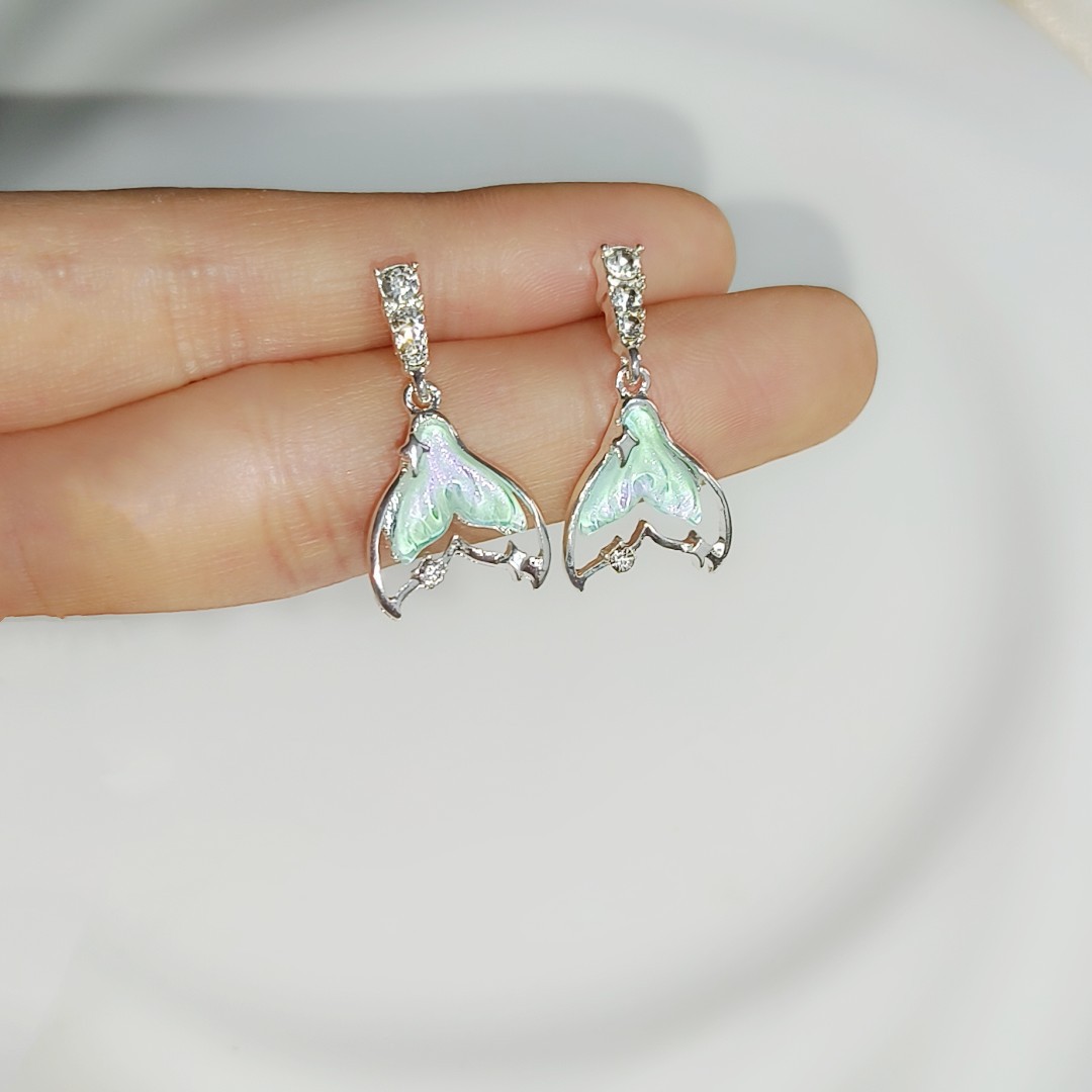 So beautiful! Zircon Aurora fishtail pendant earrings, an ins trendy, light luxury, high-end, unique and distinctive design earpiece Application Scenario