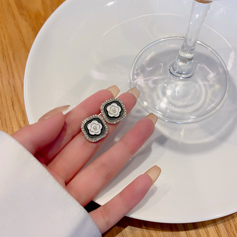 New retro super sparkling zircon flower earrings from South Korea, a sophisticated and elegant stud accessory for women with a cold and aloof style Specification drawing