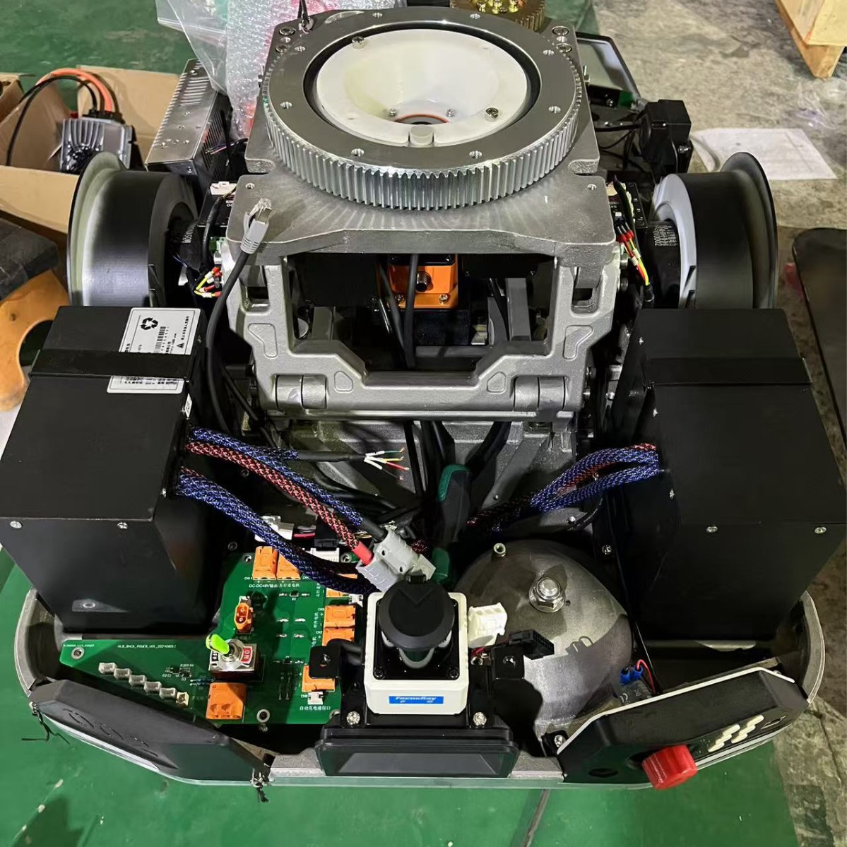 The AGV submersible lifting type material handling robot features an all-aluminum chassis, which is stable, lightweight and reliable, capable of withstanding 50 to 5,000 tons details Picture