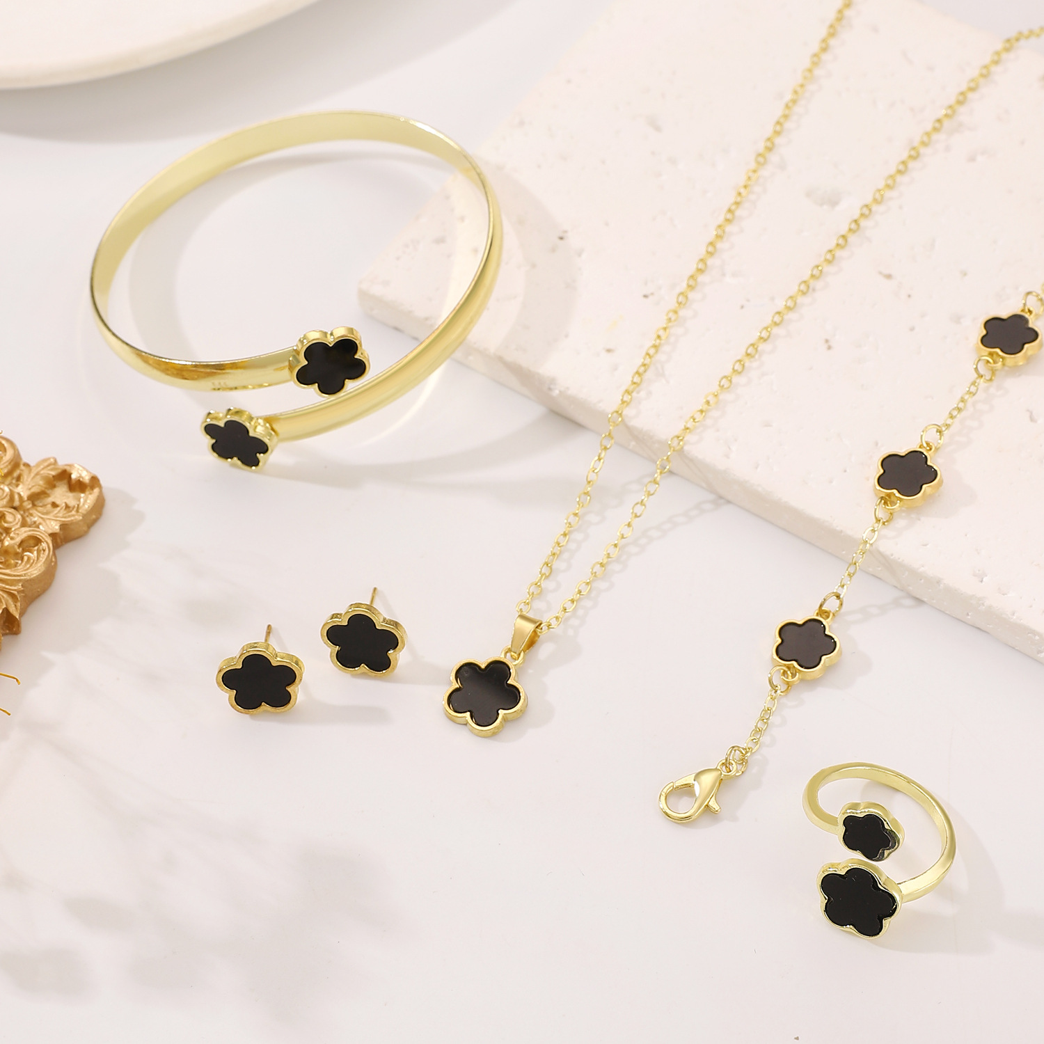 Lucky flower jewelry sets, five-leaf clover bracelets, bangles, earrings, necklaces, rings and other women's accessories that are selling well across borders in Europe and America details Picture