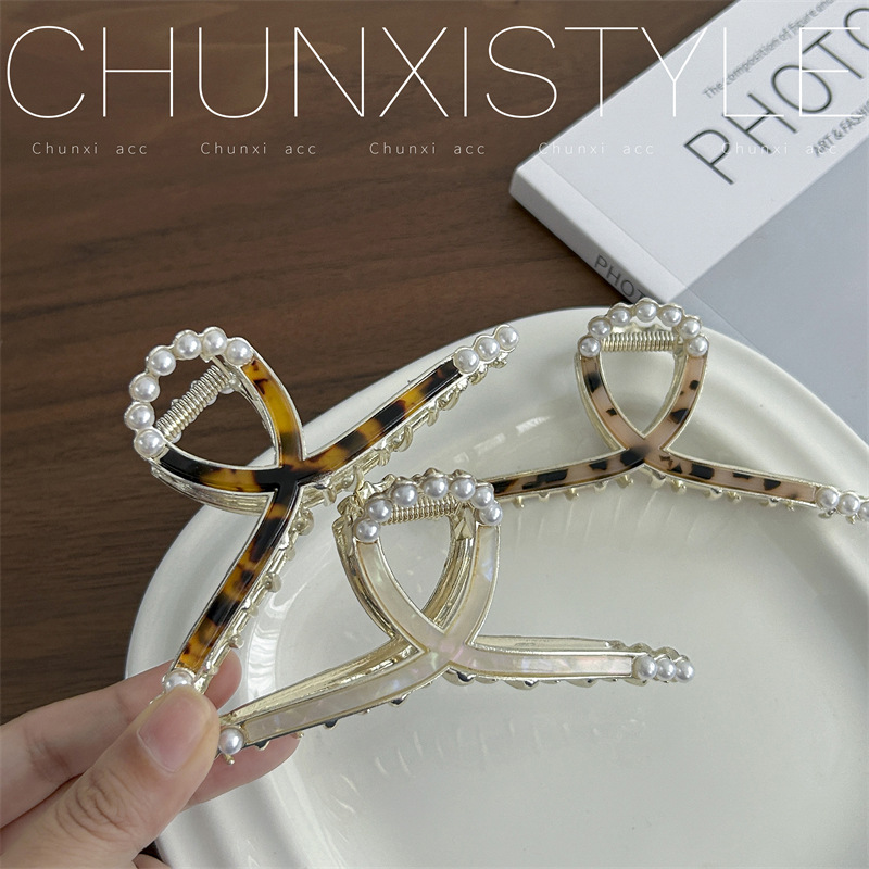 A large pearl grab clip for women's elegant style, a shark clip at the back of the head with less hair volume, a high-end look, a new trendy headwear Application Scenario