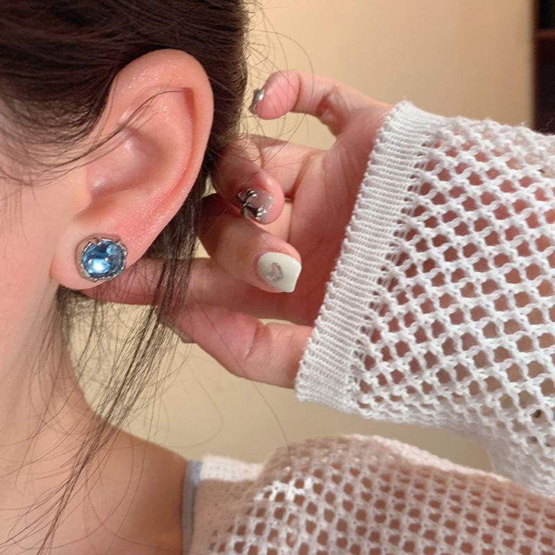 Korean blue crystal round bead stud earrings with a cool and feminine forest style, simple and small stud earrings, versatile and unique earrings wholesale Application Scenario