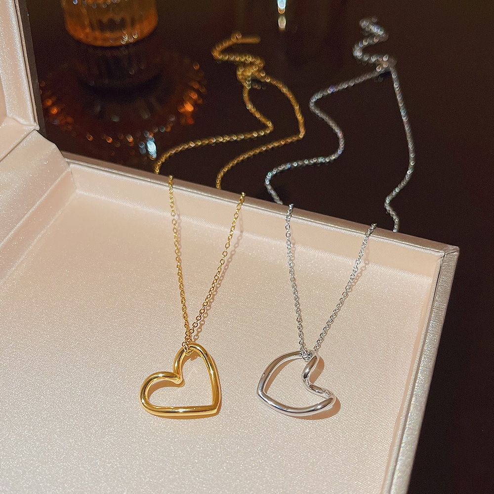 Stainless steel necklace with a unique and high-end look for women, a minimalist heart-shaped pendant in a cold style on Instagram, and a best-selling collarbone chain on Xiaohongshu full figure