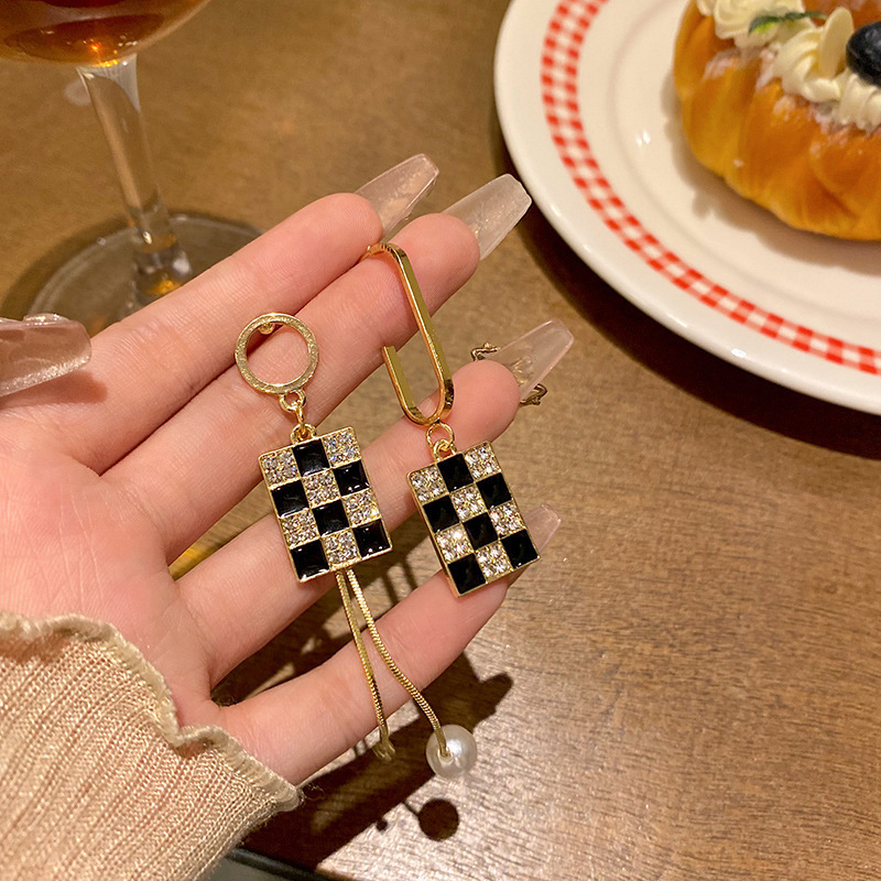 Asymmetrical diamond-encrusted oil-drip checkered earrings are a trendy and luxurious light luxury accessory that exudes a feminine charm and sophistication full figure