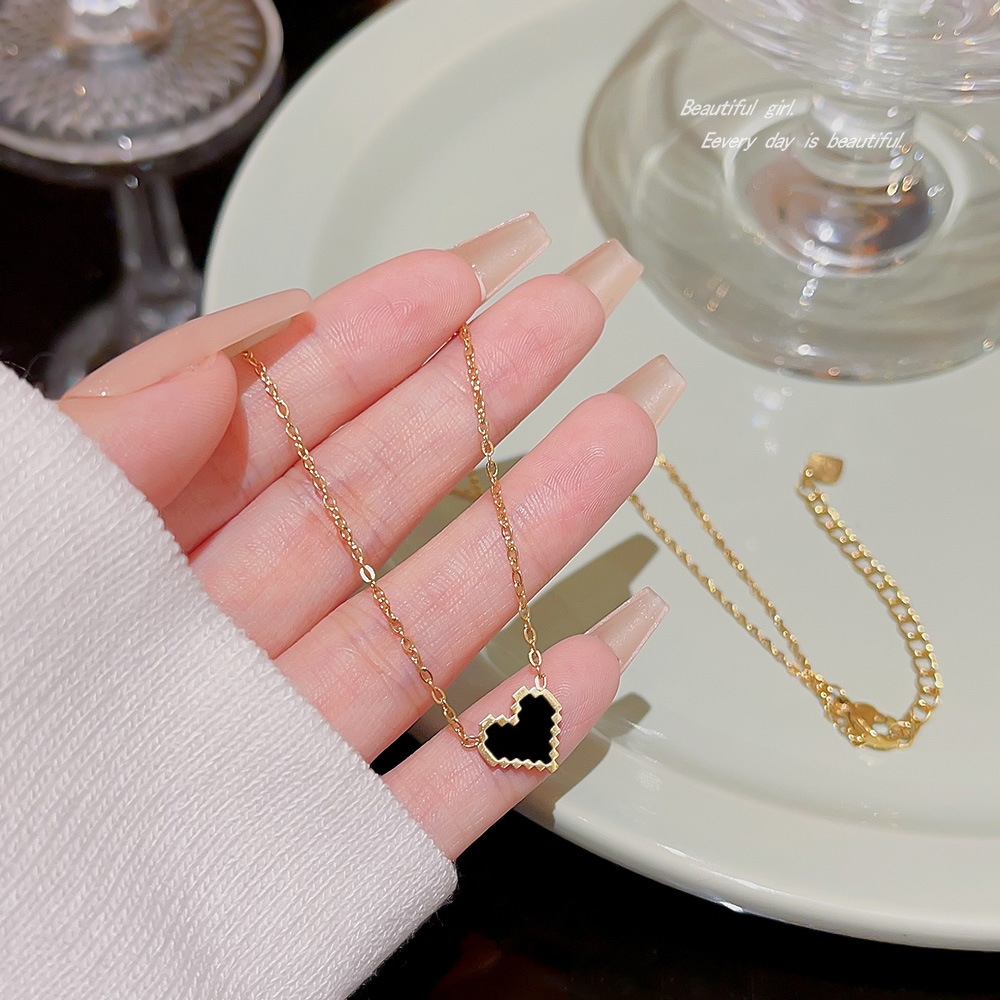 Korean sweet student red heart-shaped necklace for women, a light luxury and niche 2024 new heart-shaped collarbone chain accessory Specification drawing