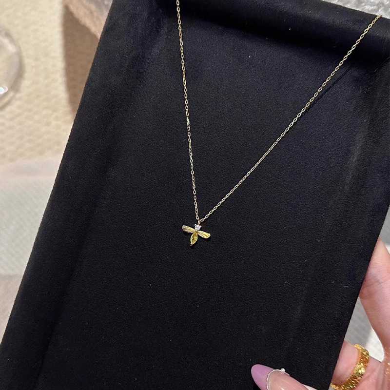 This simple and cute golden bee pendant necklace features a light luxury and niche design that is versatile and does not fade. It is a collarbone chain Application Scenario