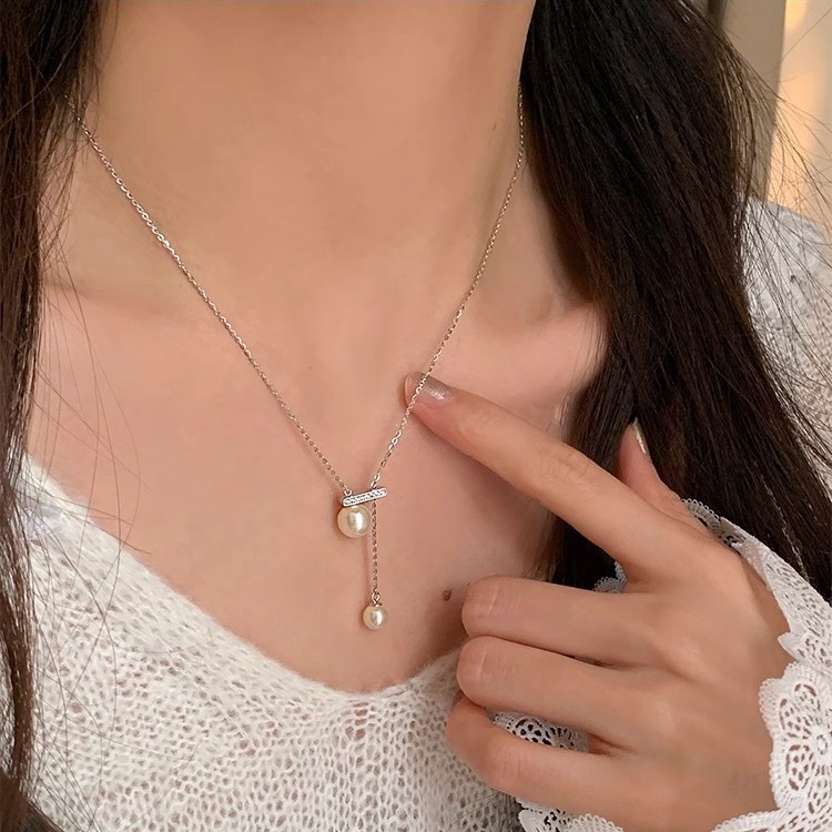 Light luxury zircon pearl balance beam pull-out necklace for women, a unique, fashionable and simple style, versatile collarbone chain full figure