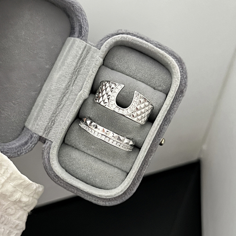 A niche French light luxury and fashionable open-top ring for women with U-shaped butts and subtle Settings, a cold and stylish index finger ring full figure