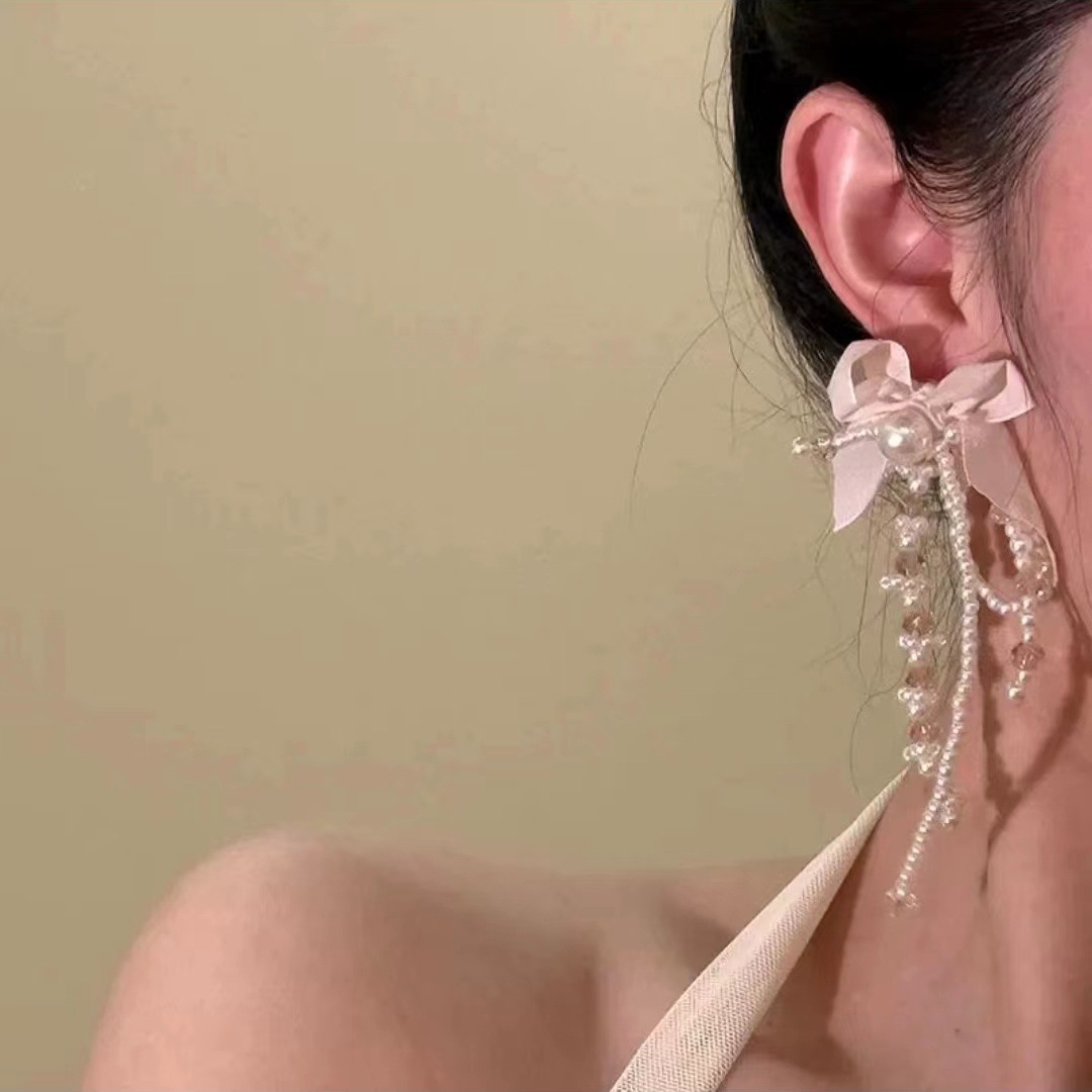 Vacation-style crystal flower tassel earrings designed for women, exaggerated earrings, fashionable, super ethereal, and elegant earrings details Picture