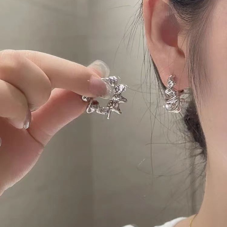 European and American style spiral design ear rings, fashionable and elegant, versatile earrings, niche and unique ear buckles, cold style earrings full figure