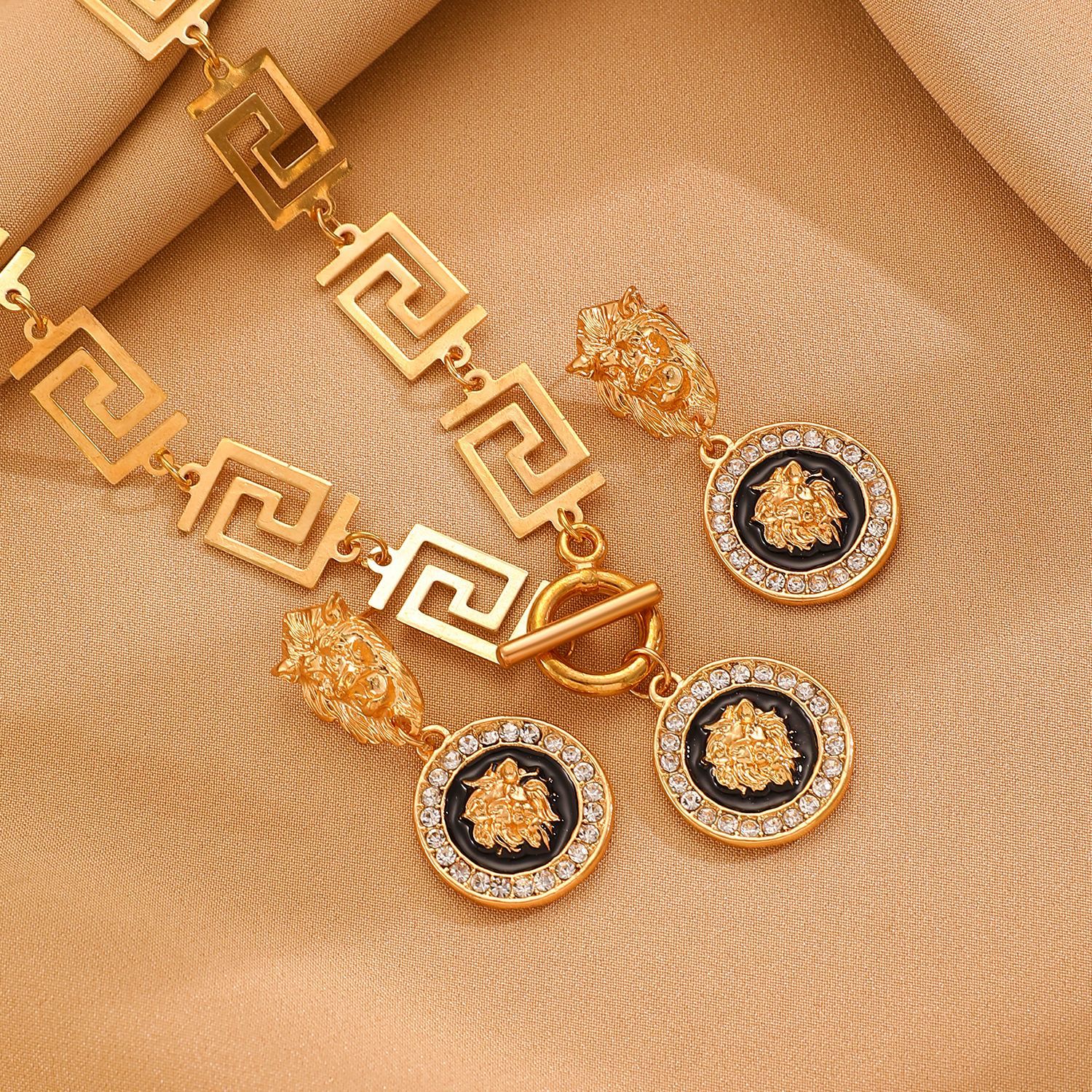 A set of four-piece jewelry for women, featuring cross-border retro and individual hip-hop style lion-head earrings, necklaces, bracelets and rings from the Middle East, Europe and America Application Scenario