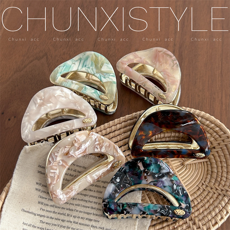 The high-end acetate metal clip is suitable for medium-sized Chinese-style niche hair clips with less hair volume, offering a new Chinese-style short hair texture full figure