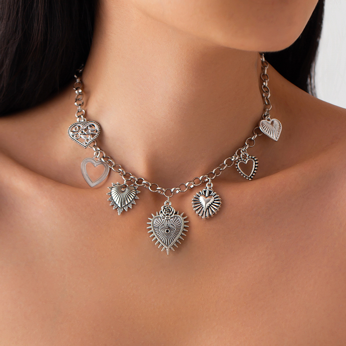 European and American cross-border jewelry, sweet love heart hollowed-out pendant necklace, female punk Instagram heart-shaped metal collarbone chain full figure