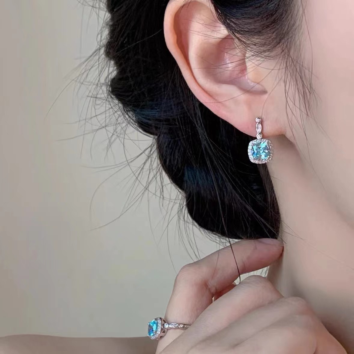 French retro, exquisite and dazzling ice-refined blue zircon stud earrings with full diamonds, a niche and high-end look Application Scenario