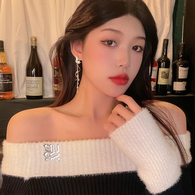 The super ethereal blue butterfly tassel earrings exude a sense of fashion and sophistication for women. The versatile pearl long stud earrings are best-selling earrings details Picture