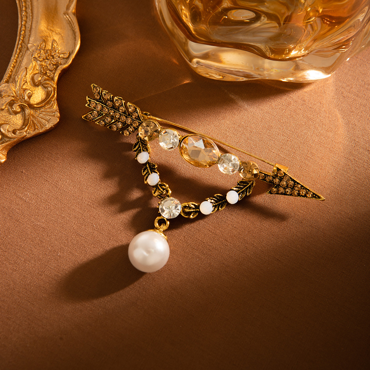 British retro-style pearl chain brooch, a unique one-shot piercing design for women's light luxury clothing with brooch pins details Picture