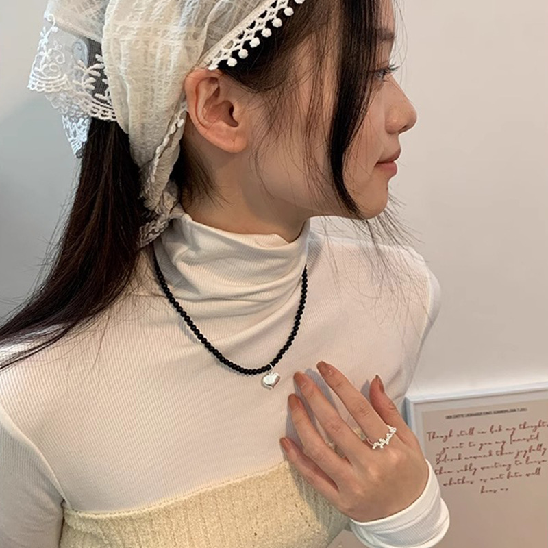 French light luxury retro style heart-shaped pendant, black agate small bead-like necklace, sweater chain, collarbone chain for women Application Scenario