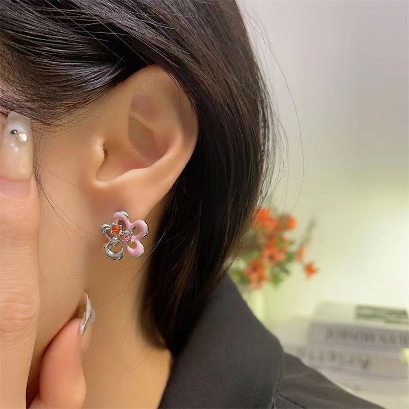 The new Korean-style trendy zirconia earrings with oil-dripping and hollowed-out flower studs feature a high-end and niche design Specification drawing