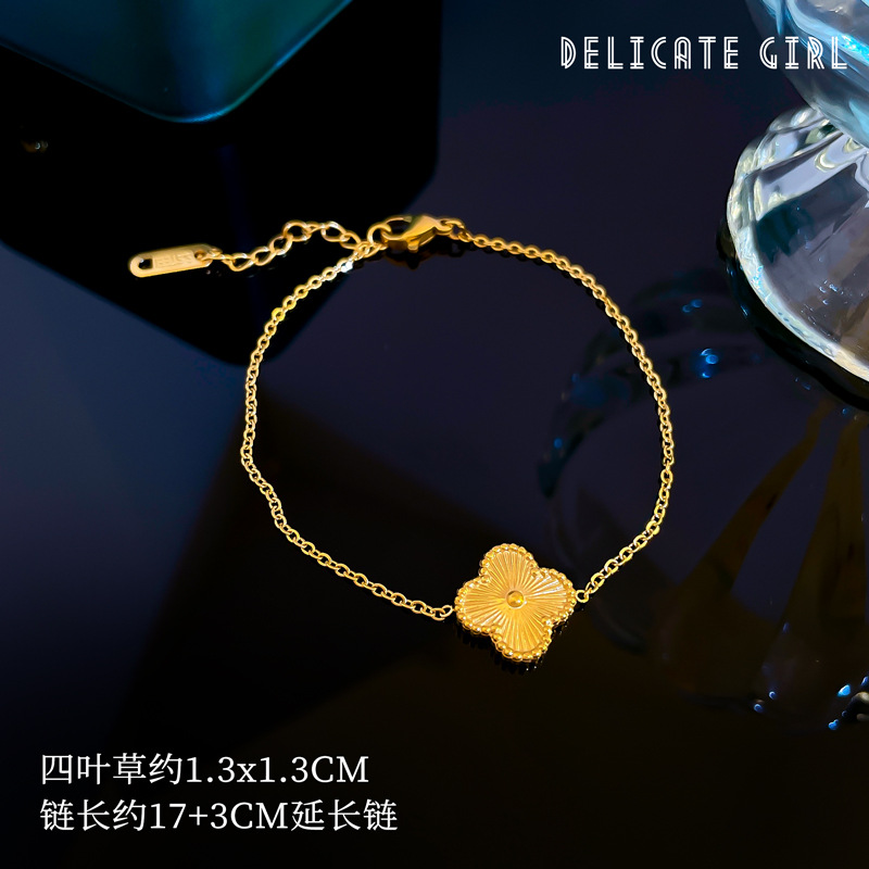 【 All-titanium Steel 】 Lucky Flower furnace, real gold cold style necklace, female Instagram influencer collarbone chain accessory Application Scenario