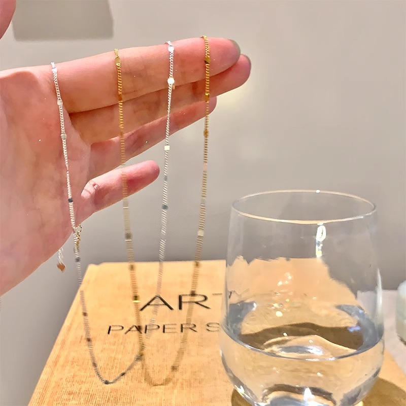 A simple, sparkling, plain chain with a touch of light luxury, fashionable and versatile collarbone chain, layered necklace, and a feminine charm full figure