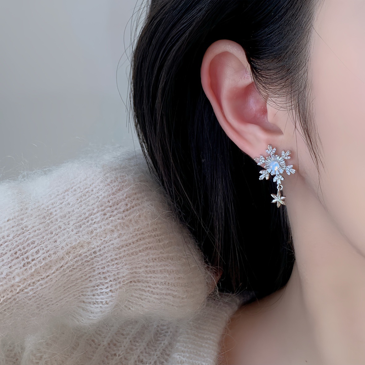 Asymmetrical snowflake zircon tassel earrings, simple and long earrings in a cold and aloof style for women, exquisite stud earrings, and high-end earrings details Picture