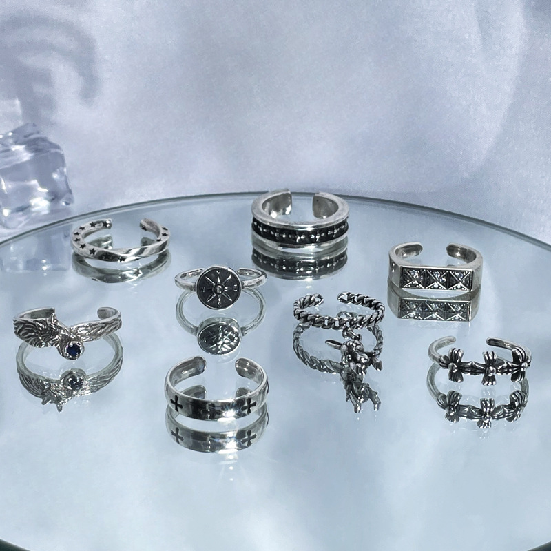 A retro, cool, aged, individualistic punk open-mouth ring for women, an Instagram cold style, fashionable and elegant index finger ring accessory Application Scenario