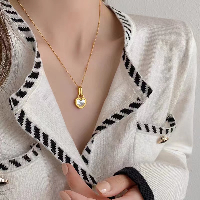 Black and white double-sided shell heart pendant necklace for women, Korean retro, simple and individual heart collarbone chain necklace accessory details Picture