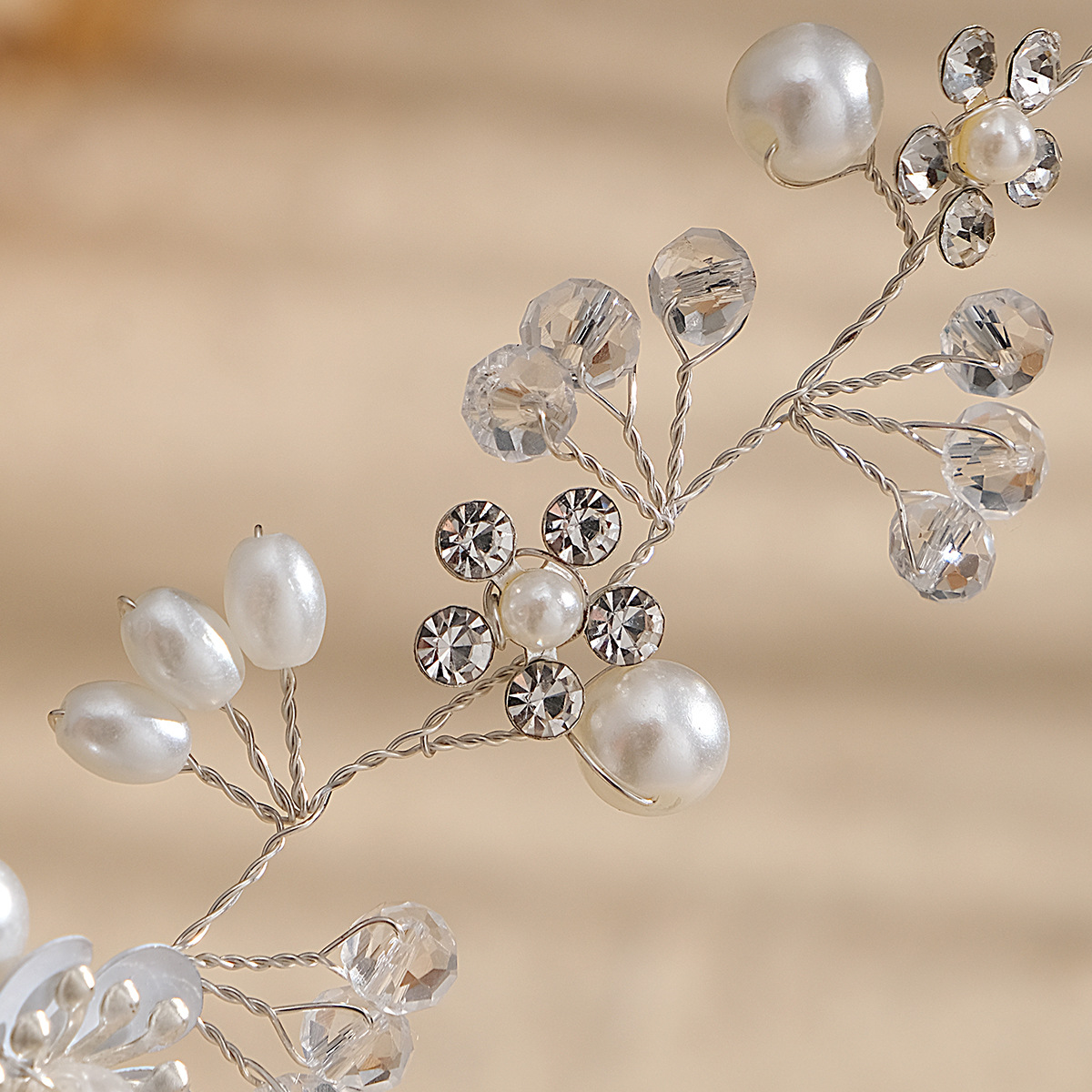 European and American bride accessories, wedding dress headwear, crystal pearl headbands, hair accessories, beautiful flowers, handcrafted beaded buns, hair bands Application Scenario
