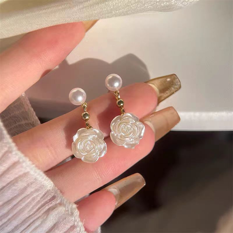 Camellia stud earrings, a niche design with a high-end and unique style, are a new bestseller in 2025, featuring imitation pearl earrings details Picture